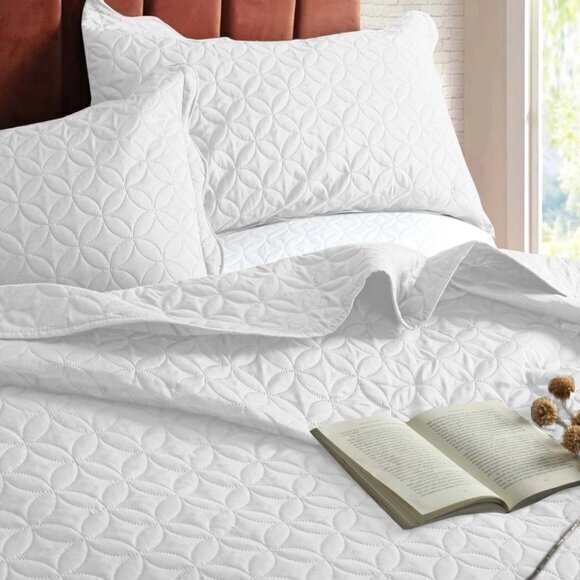 Elegant White Quilted Lightweight Bedspread 3pc Set Queen